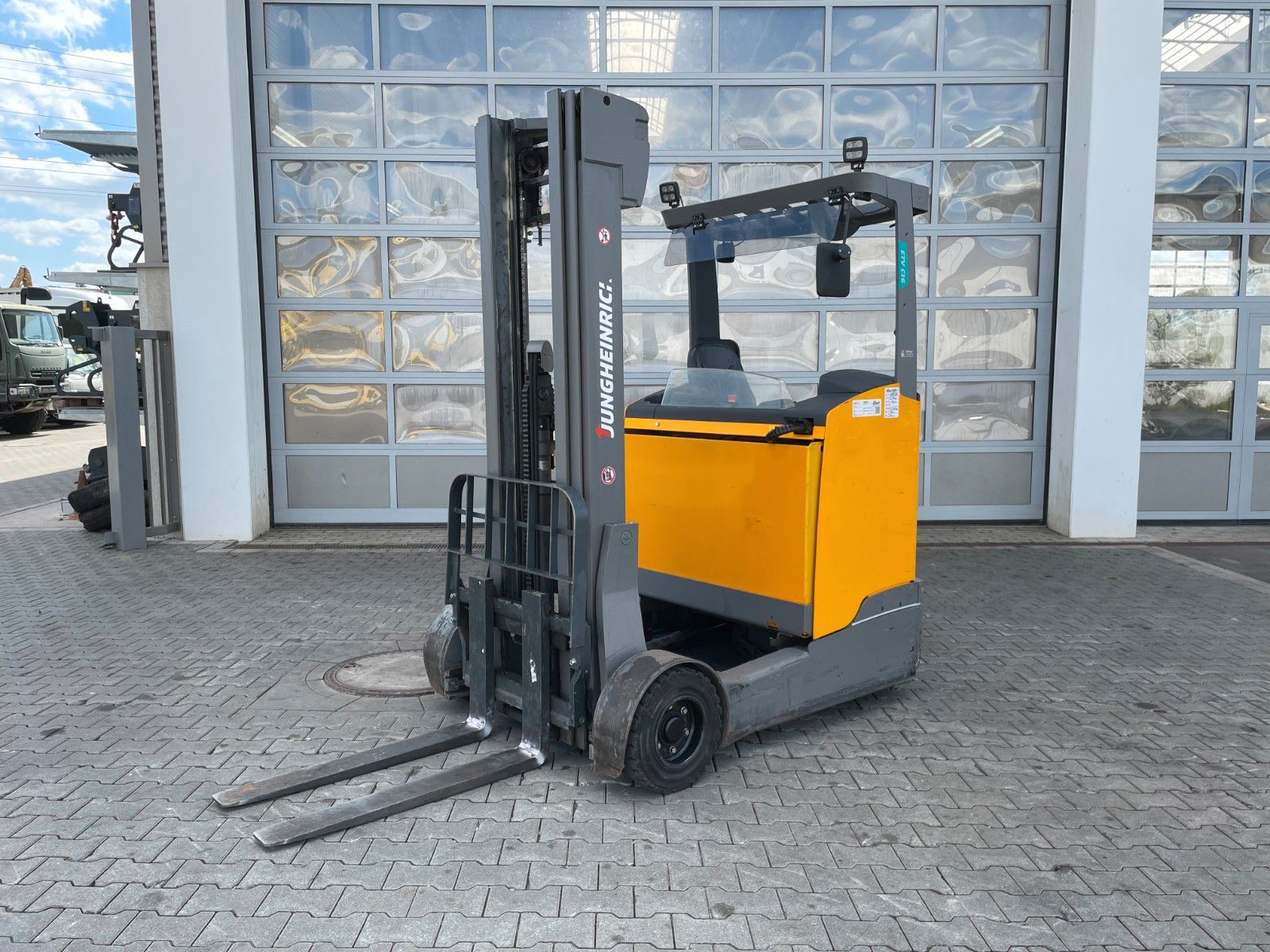 Fahrzeugabbildung Jungheinrich ETV C16 / Triplex 5.72m / SS / nur 2.953h / 2016