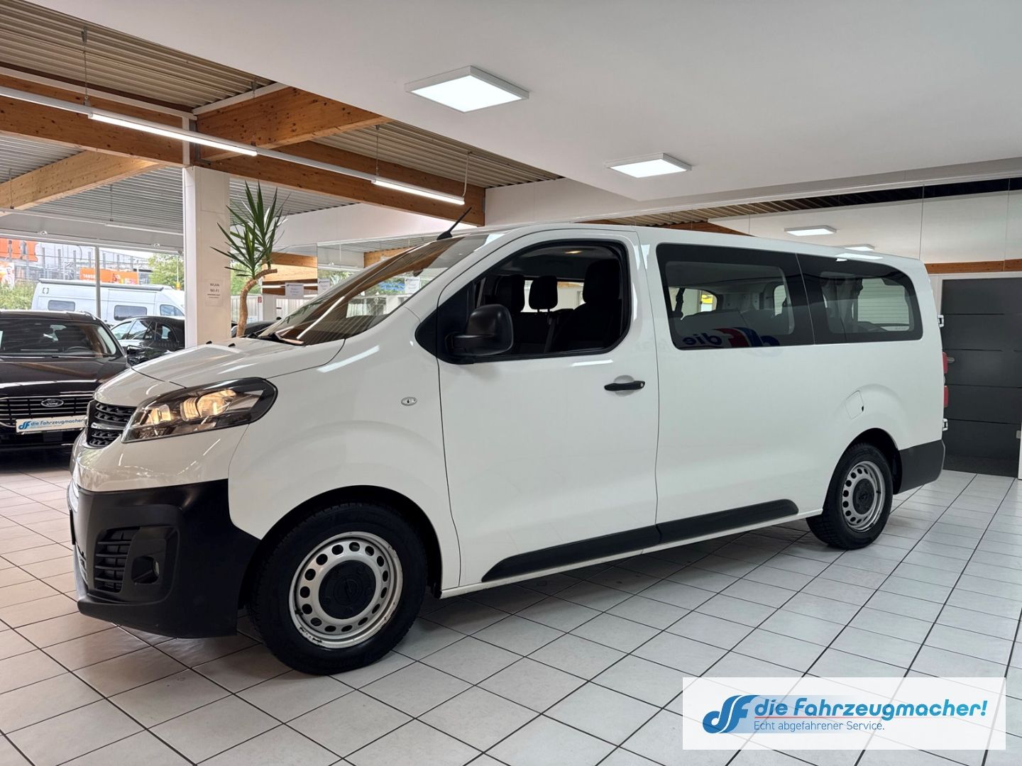 Fahrzeugabbildung Opel Vivaro Kombi L 1.5 D EU6d Apple CarPlay Android