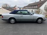 Mercedes-Benz E 200 Cabrio mit seltenem blauem Dach - gebrauchte Mercedes-Benz E 200 aus dem Jahr 1996