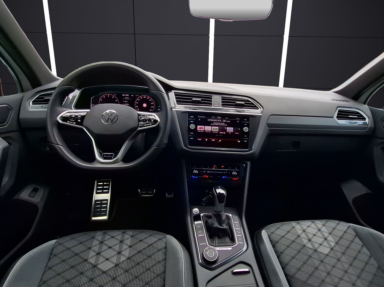 Fahrzeugabbildung Volkswagen Tiguan TSI R-Line DSG 4M Matrix AHK Navi AID ACC