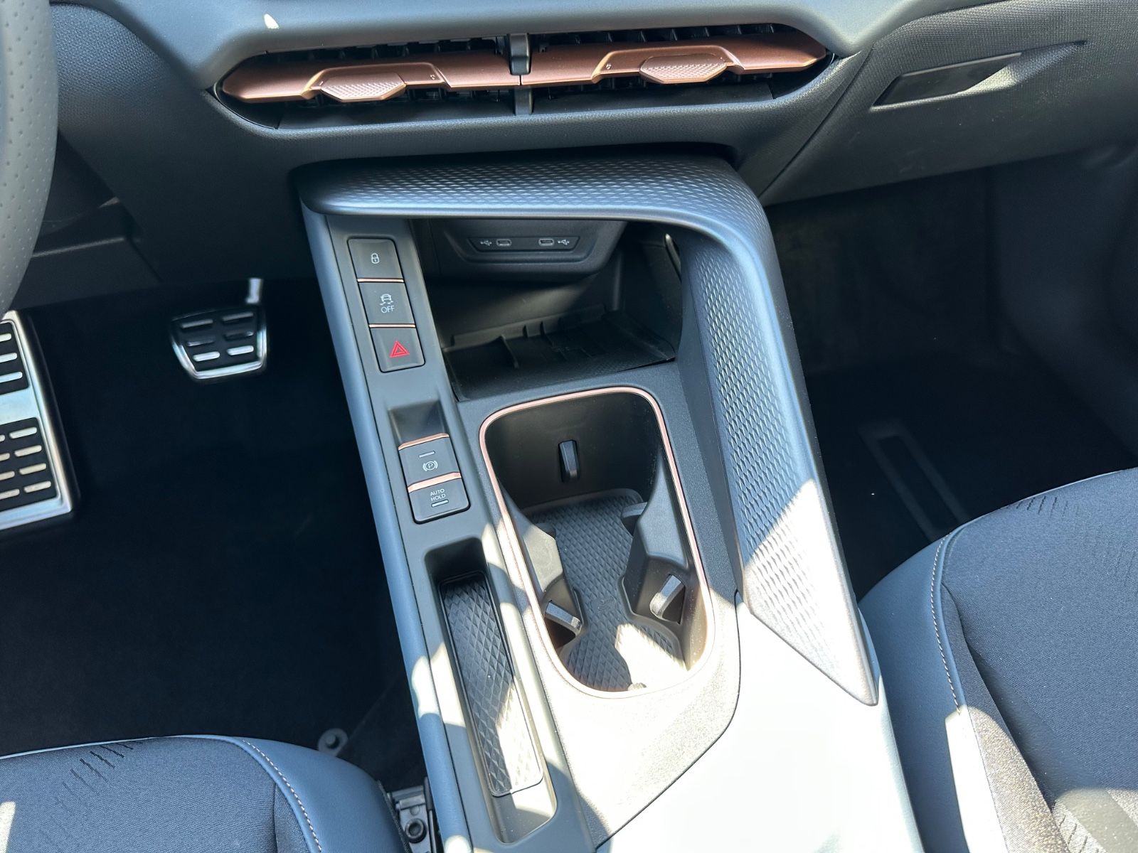 Fahrzeugabbildung CUPRA Terramar 1.5 eTSI DSG AHK/Navi/LED/ACC/18"