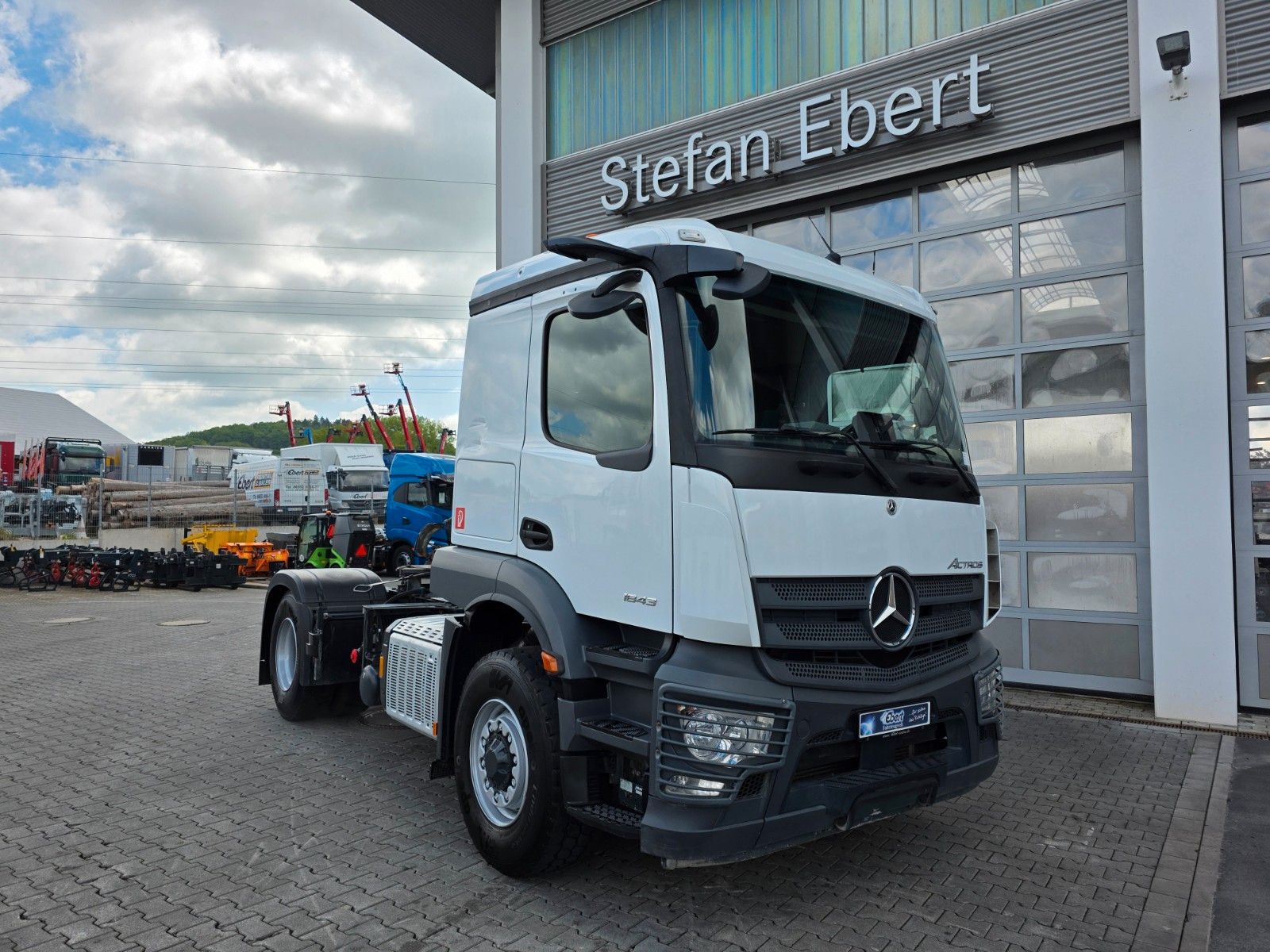 Fahrzeugabbildung Mercedes-Benz Actros 1843 LS 4x4 HAD Kipphydraulik 4 STÜCK