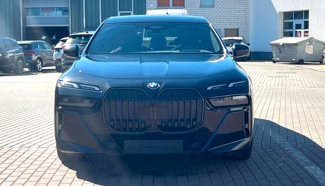 Fahrzeugabbildung BMW 740 d xDrive M Sport Pro*B&W*MASS*PAN*STHZ*CONNO