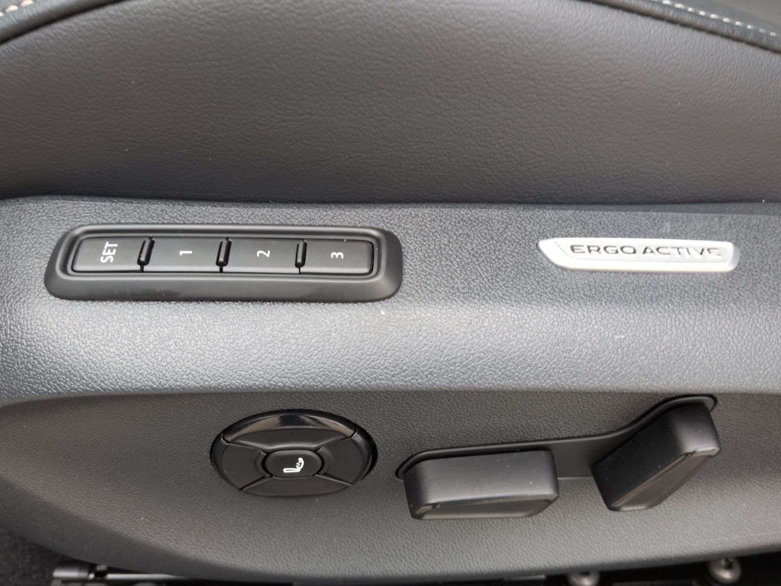 Passat R-Line 2.0 TDI 4MO DSG PANO+STHZ+AHK+