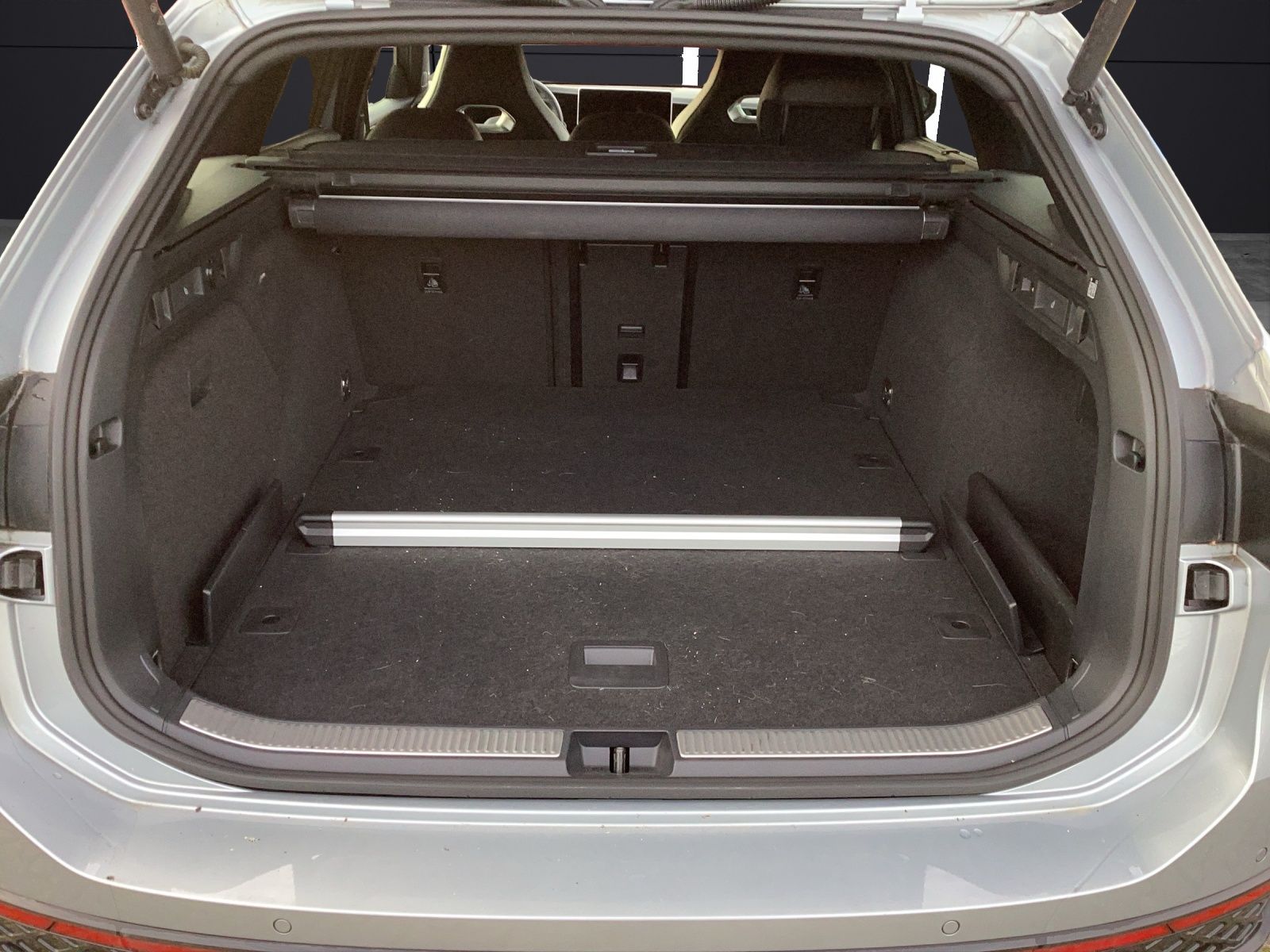 Fahrzeugabbildung Volkswagen Passat TDI R-Line Black Style MatrixLED AHK ACC