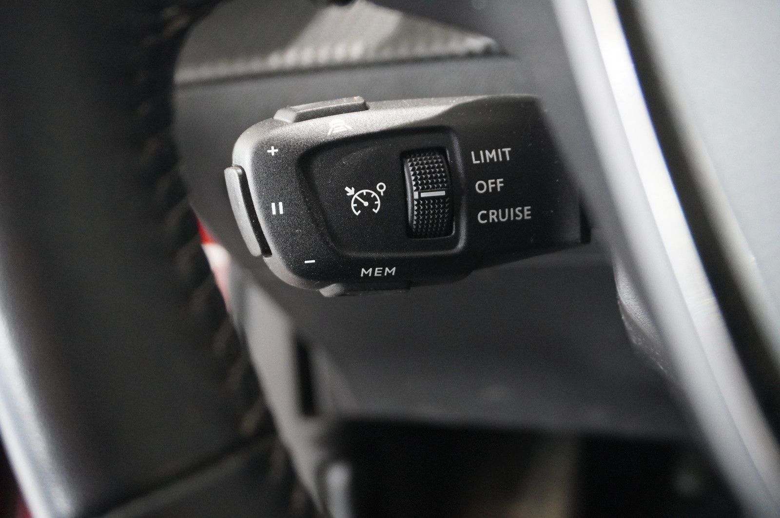 Fahrzeugabbildung Peugeot 2008 1.2T ALLURE PACK NAVI/LED/KAMERA/VIRT/3D