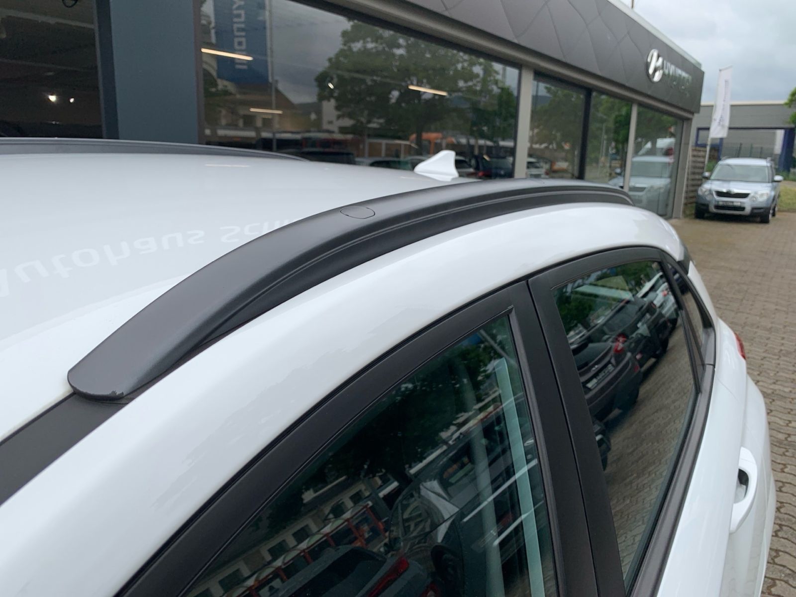 Fahrzeugabbildung Hyundai KONA Select Elektro 11 kW OBC Sitzheizung
