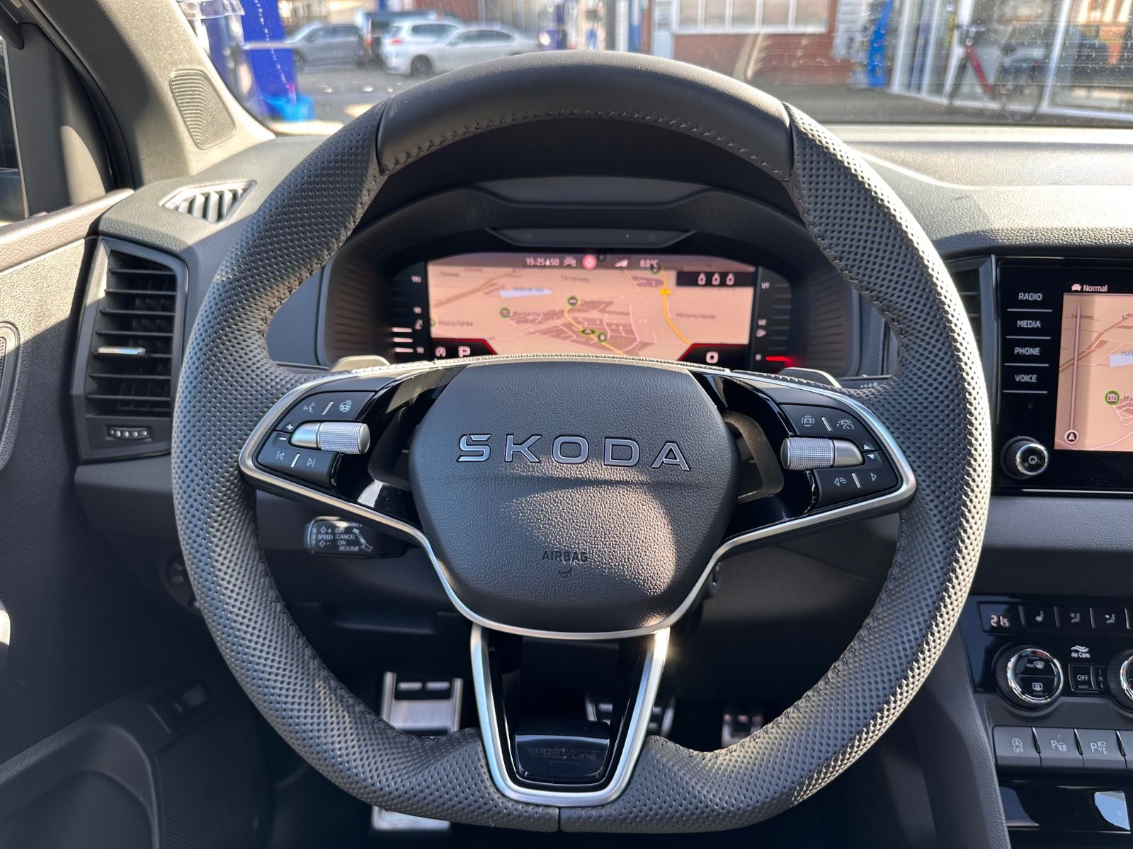Fahrzeugabbildung SKODA Karoq Sportline 1.5 TSI DSG MATRIX/AHK/ACC/Navi