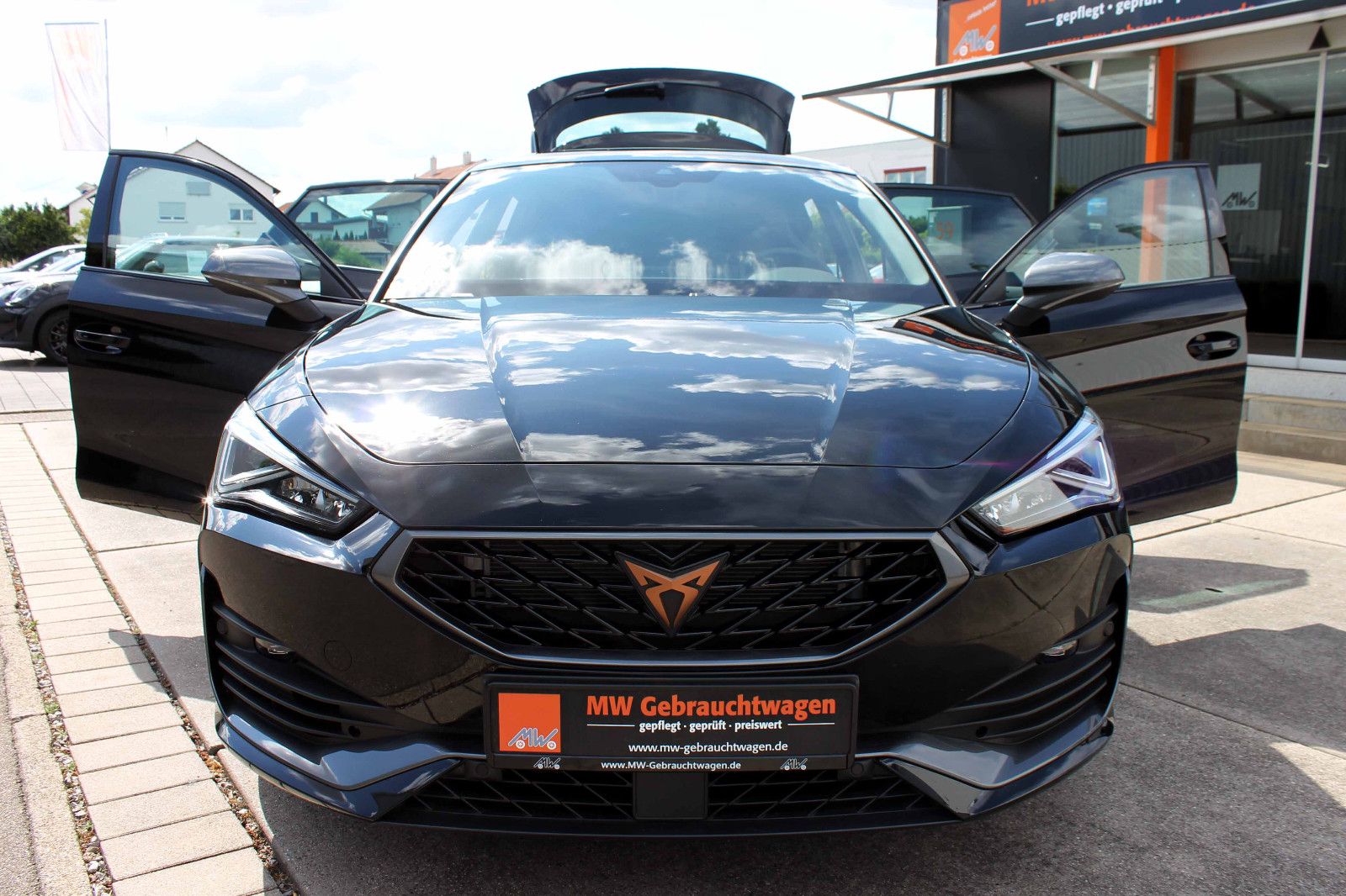 Fahrzeugabbildung CUPRA Leon VZ 2.0 TSI DSG ACC LED KAM PDC ESD PANO LHZ