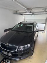 Skoda Octavia 1.8 TSI DSG 4x4 Scout Combi Scout - Skoda Octavia mit Benzin-Antrieb: Allradantrieb, Kombi, 1.8