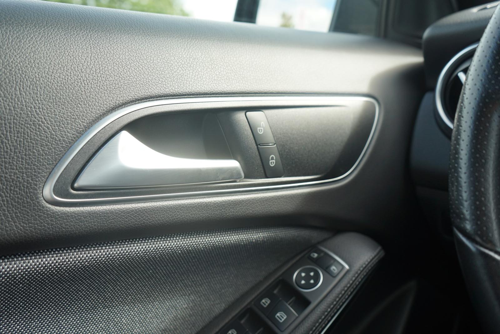 Mercedes-Benz GLA 200 Style LED Navi Sitzheizung Teilleder AHK