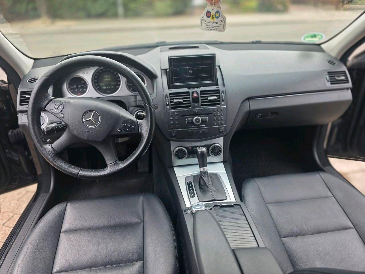 Mercedes-Benz 220 2009 — photo 13