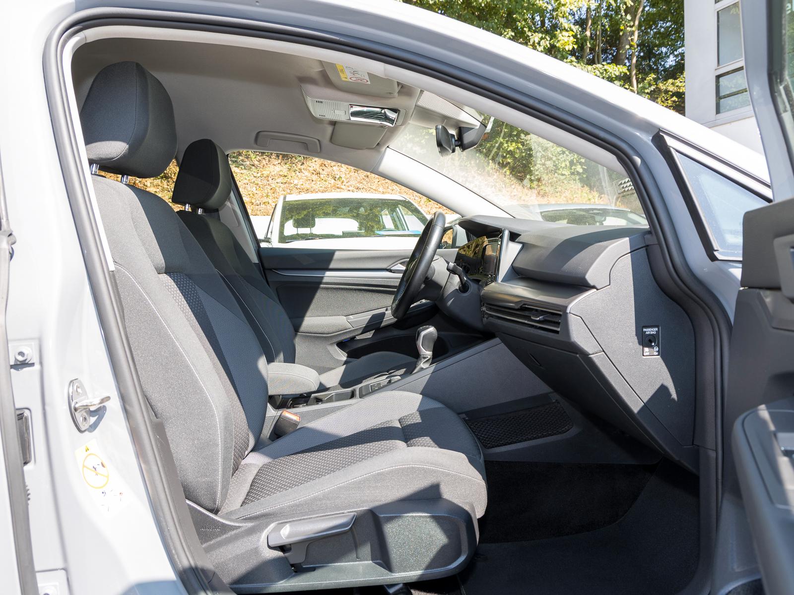 Volkswagen Golf VIII 1.0 TSI ACTIVE NAVI AHK GJ-REIFEN ACC 