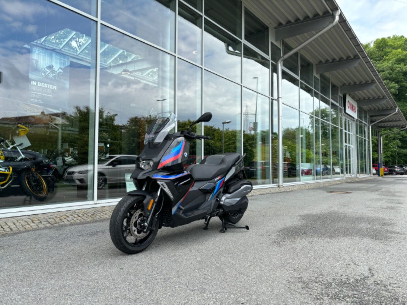 Fahrzeugabbildung BMW C 400 X Komfort-Paket, M-Embleme foliert,