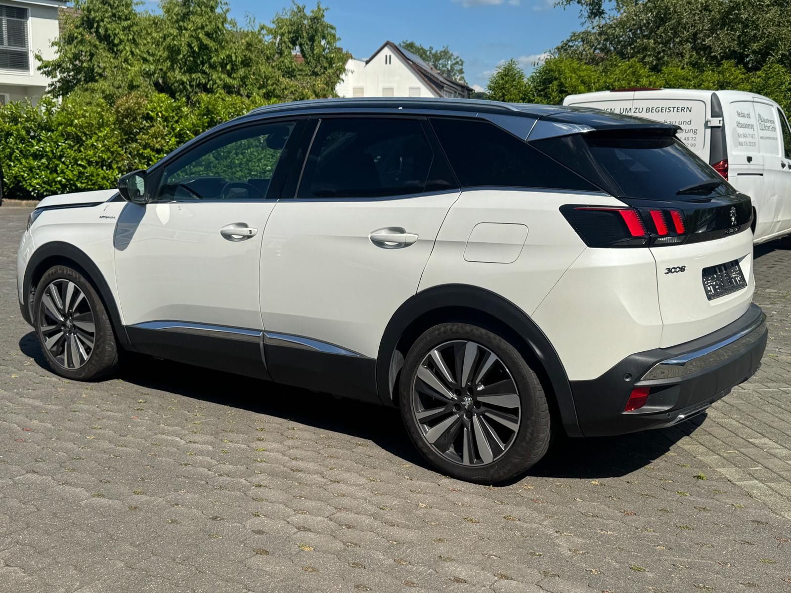 Fahrzeugabbildung Peugeot 3008 Hybrid4 300 GT LED+NAVI+KAM+SHZ+ACC+