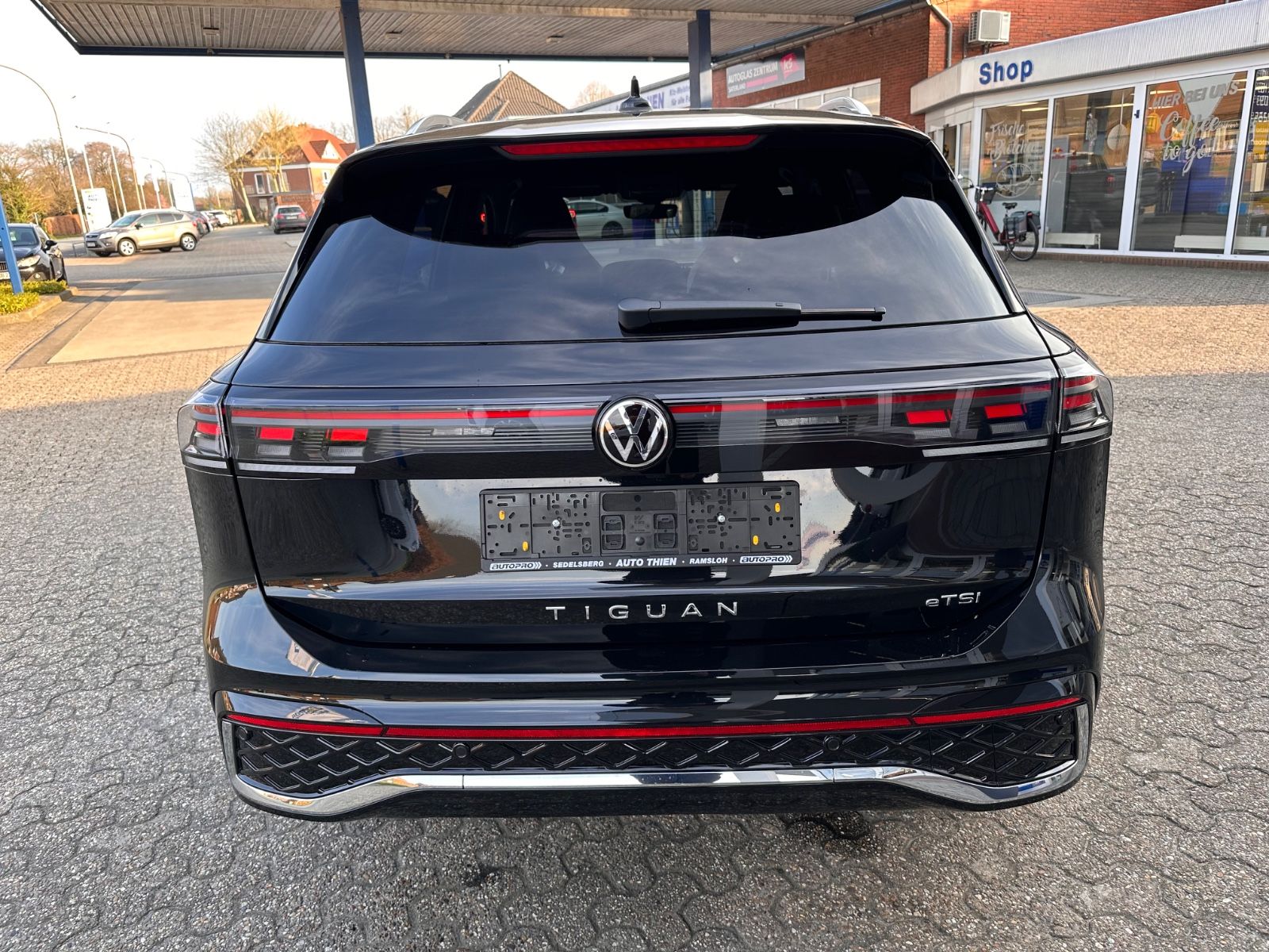 Fahrzeugabbildung Volkswagen Tiguan R-Line 1.5 eTSI AHK/Matrix/Navi/APP/ACC