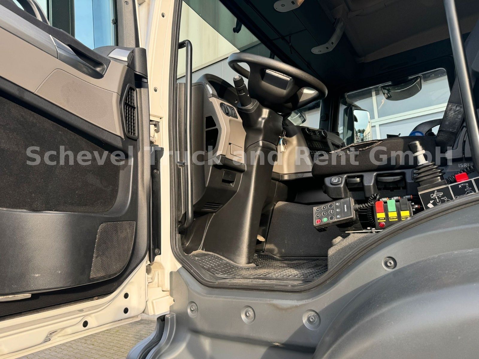 Fahrzeugabbildung MAN TGS 28.400 6x4-4 Dreiseitenkipper FASSI F195