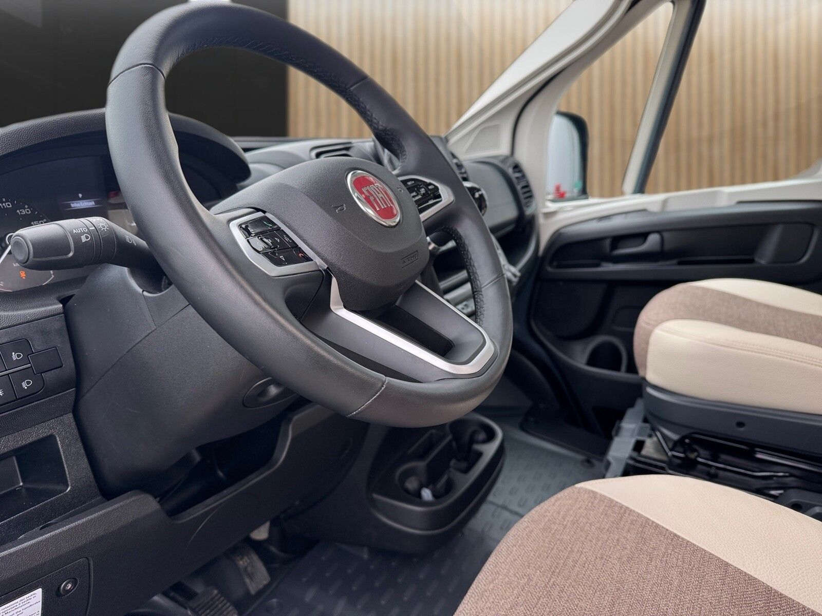Fahrzeugabbildung Eura Mobil Van V 635 EB 180 PS, Skyroof, Automatik