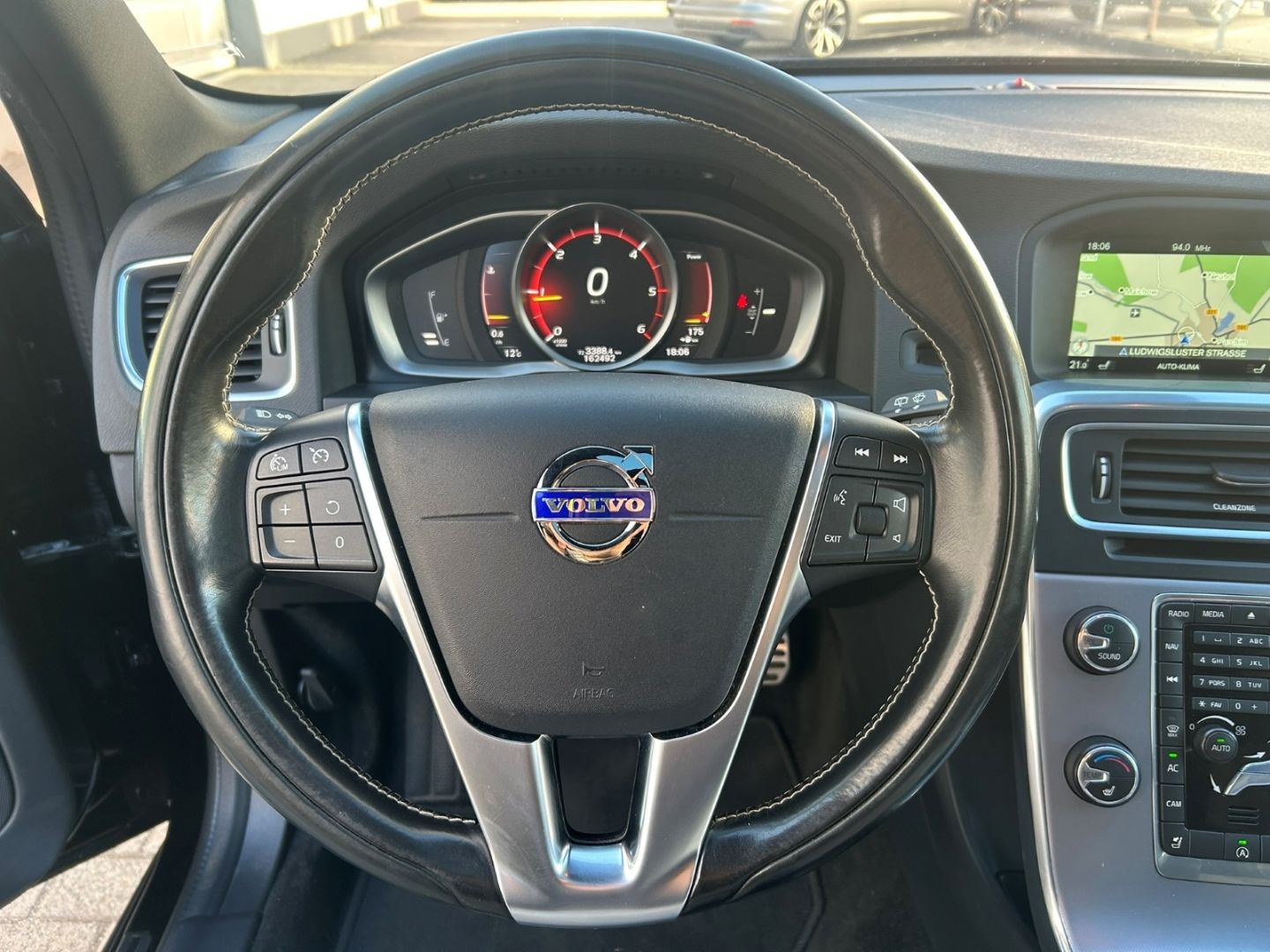 Fahrzeugabbildung Volvo V60 D3 Linje Svart Pano Leder digital SHZ H&R Ka
