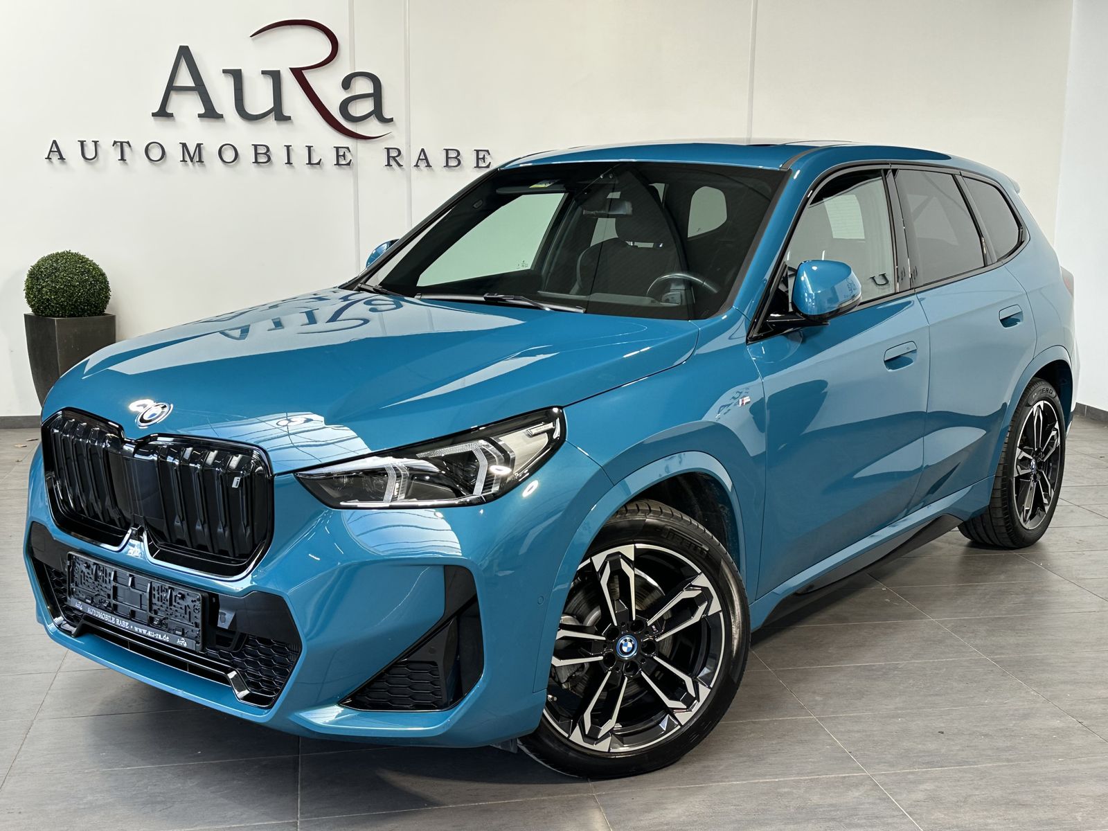 Fahrzeugabbildung BMW iX1 30 xDrive M-Sport NAV+LED+PANO+AHK+19ZO+360°