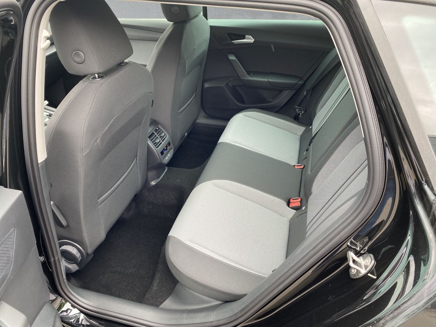 Fahrzeugabbildung SEAT Leon Sportstourer Style 1.5 eTSI EU6d