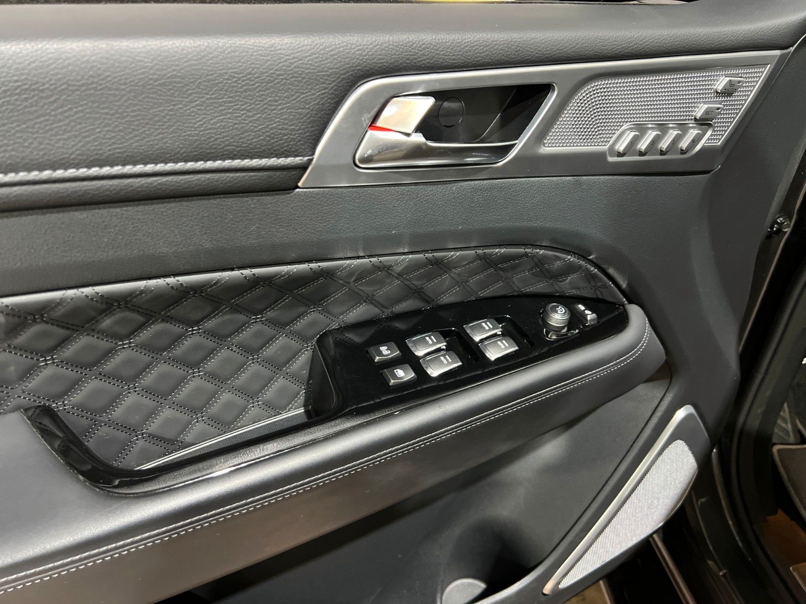 Fahrzeugabbildung Ssangyong REXTON Sapphire*AHK*360°*Sidesteps*Standheizung*