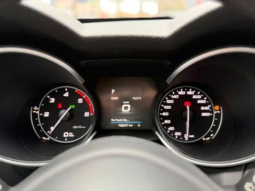 Alfa-Romeo Stelvio - 11