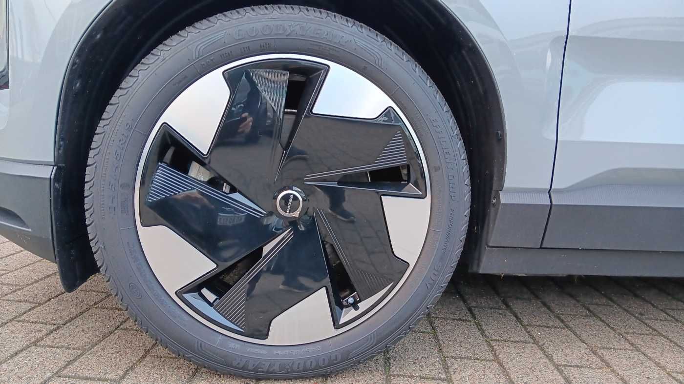 Fahrzeugabbildung Volvo EX30 Single M. Extended Range RWD Plus