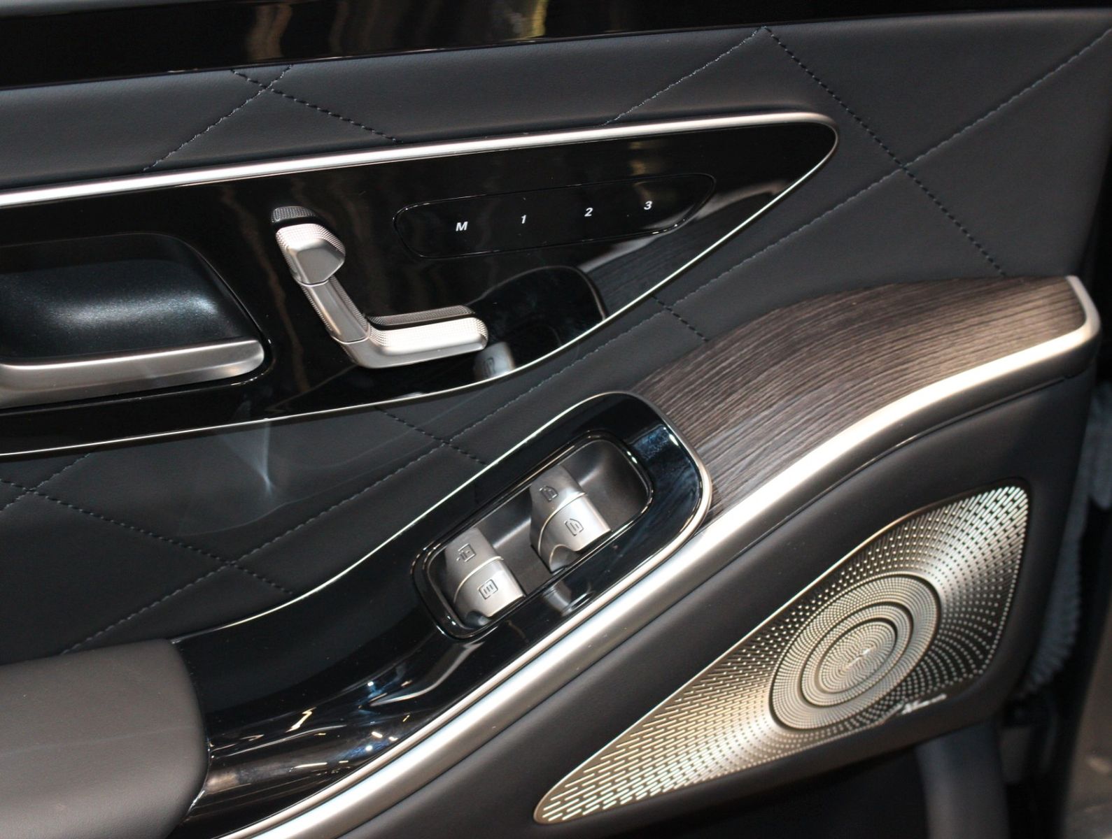 Fahrzeugabbildung Mercedes-Benz S 500 4Matic AMG Line Pano*Burmester*HUD