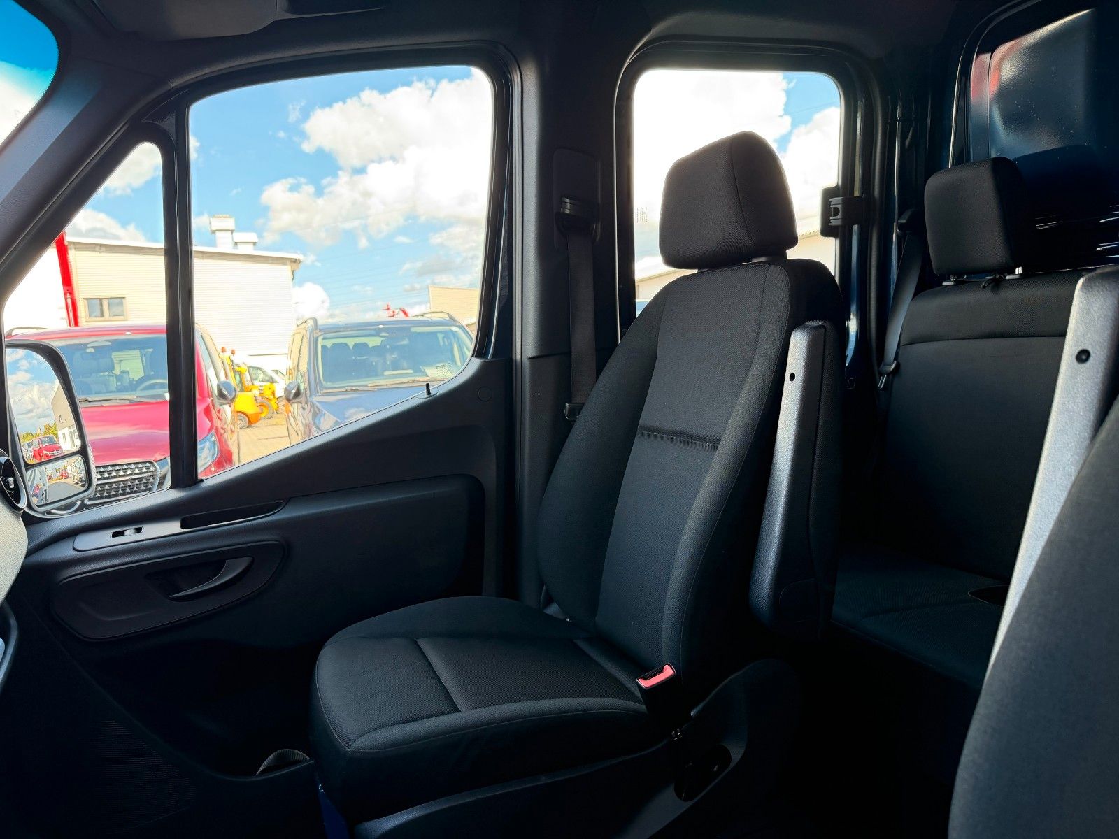 Fahrzeugabbildung Mercedes-Benz Sprinter 215 CDI DoKa Pritsche Plane AHK Klima