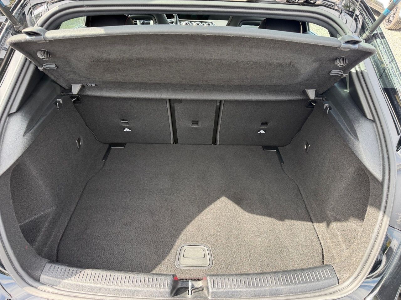 Fahrzeugabbildung Mercedes-Benz A 200 AMG+LED+AMBIENTE+DAB+LHZ+SHZ+