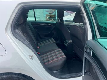 Volkswagen Golf - 10