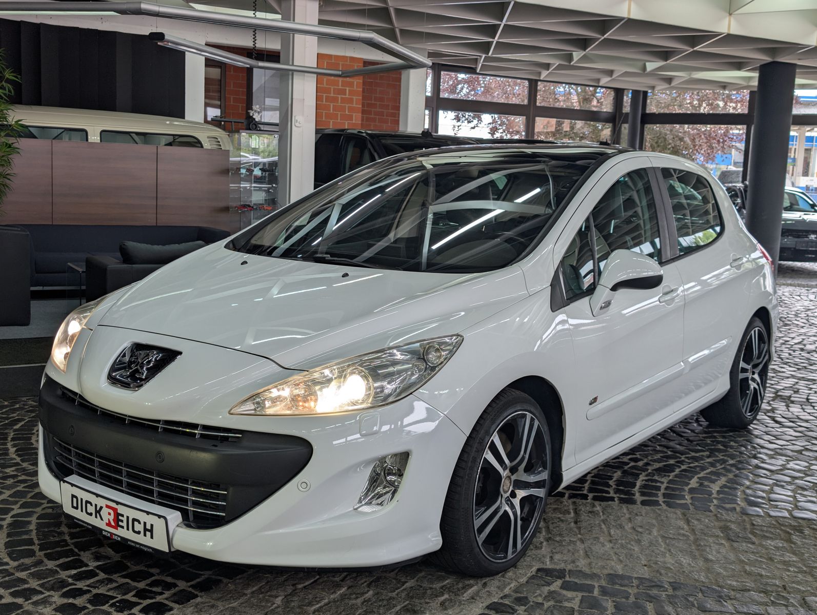 Fahrzeugabbildung Peugeot 308 GTi LEDER PANO XENON TEMP PDC NAVI 18-ZOLL