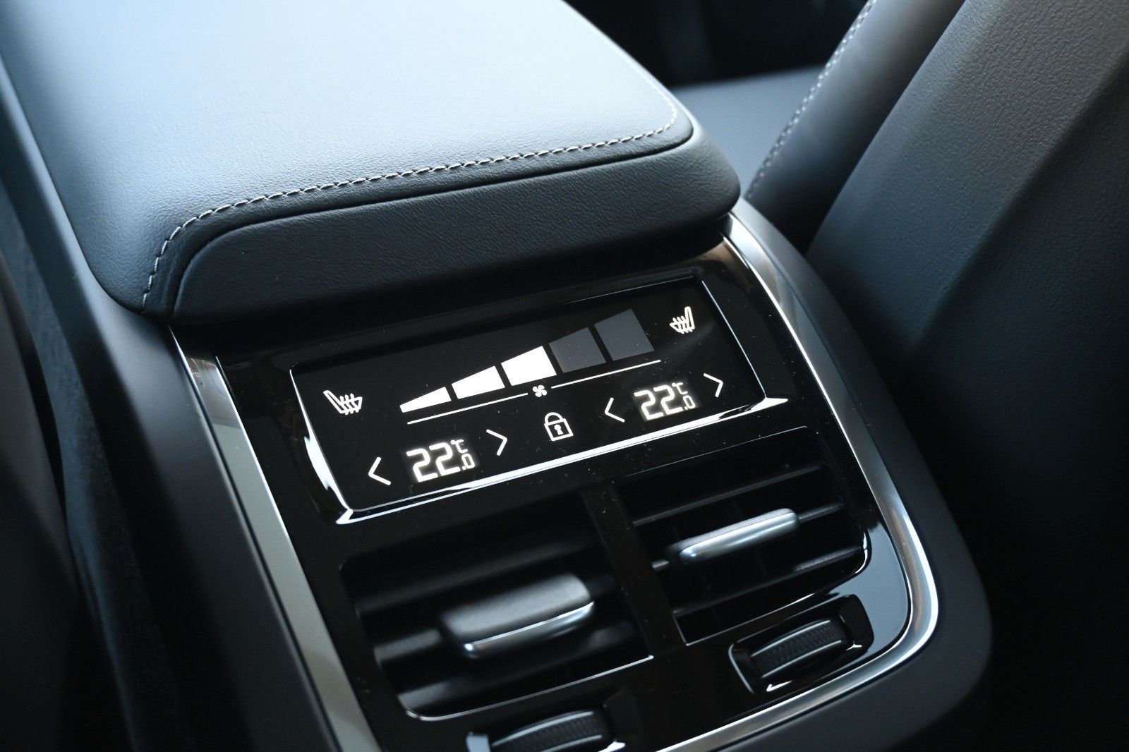 Fahrzeugabbildung Volvo XC60 B5 B AWD Ultra Dark*PANO*360°*LUFT*ACC*AHK