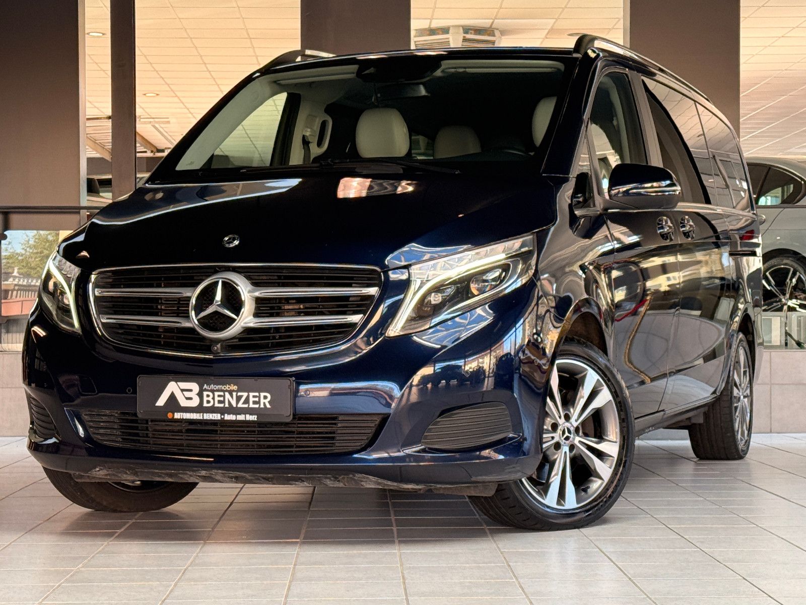Fahrzeugabbildung Mercedes-Benz V 250/AVANTGARDE/LANG/4MATIC/LEDER/LED/NAVI/6SIT