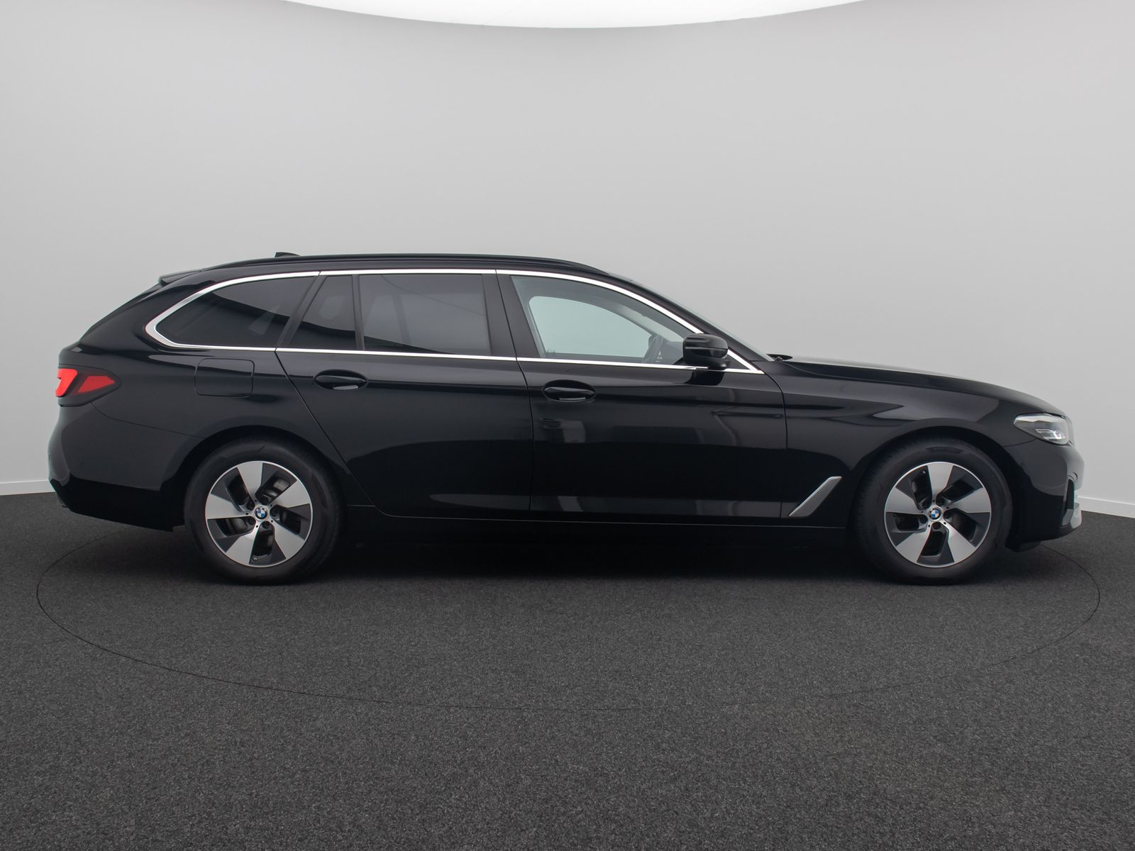 Fahrzeugabbildung BMW 520d ACC Alarm AHK Memory HUD DAB H/K Panorama