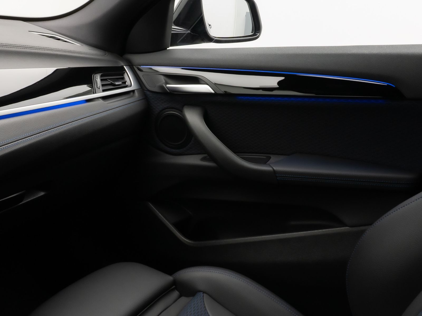 Fahrzeugabbildung BMW X2 sD20i M Sport HUD DAB HiFi Parkassist Komort