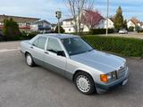Mercedes-Benz Mercedes Benz E 190 2.6 - Mercedes-Benz 190 mit Benzin-Antrieb: Limousine, 2.6