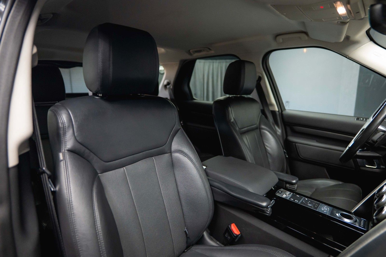 Fahrzeugabbildung Land Rover Discovery 5 2.0 TD SD4 HSE BLACK 4x4 *AHK*LED*