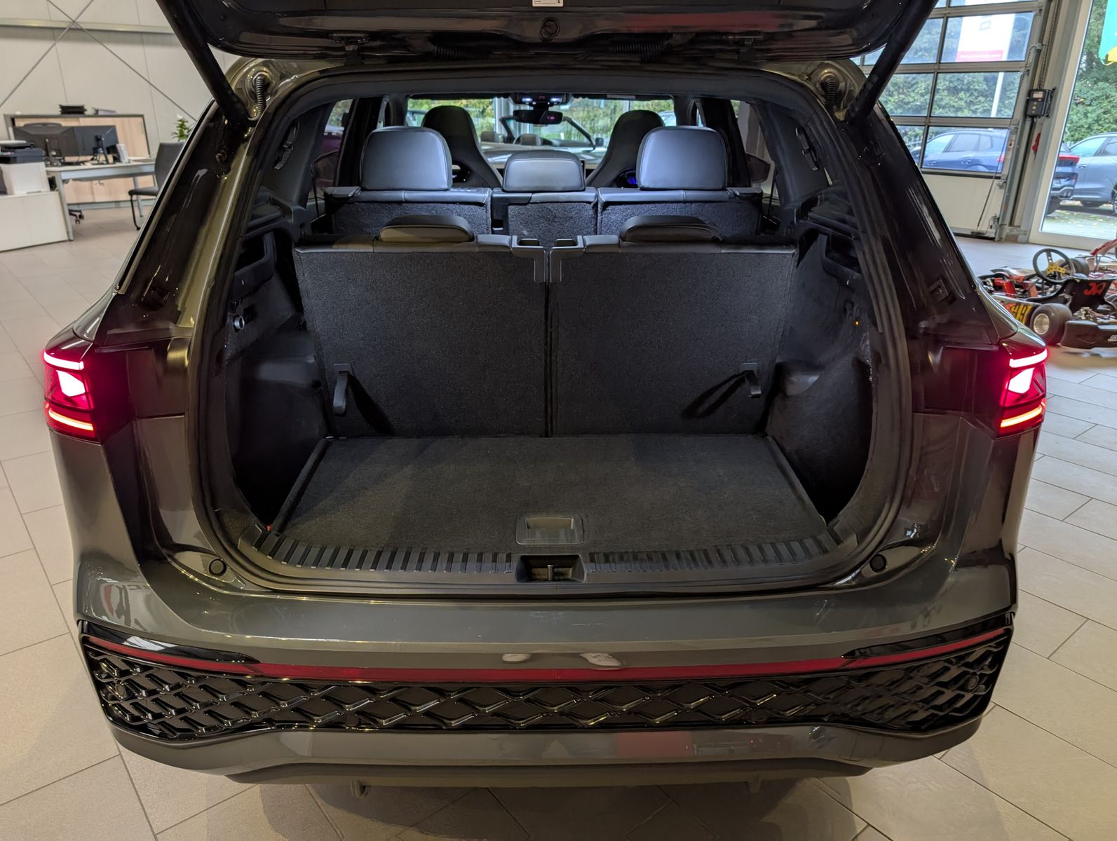 Fahrzeugabbildung Volkswagen Tayron 2.0TDI 4M R-Line 7-Sitz 360° H/K Pano AHK