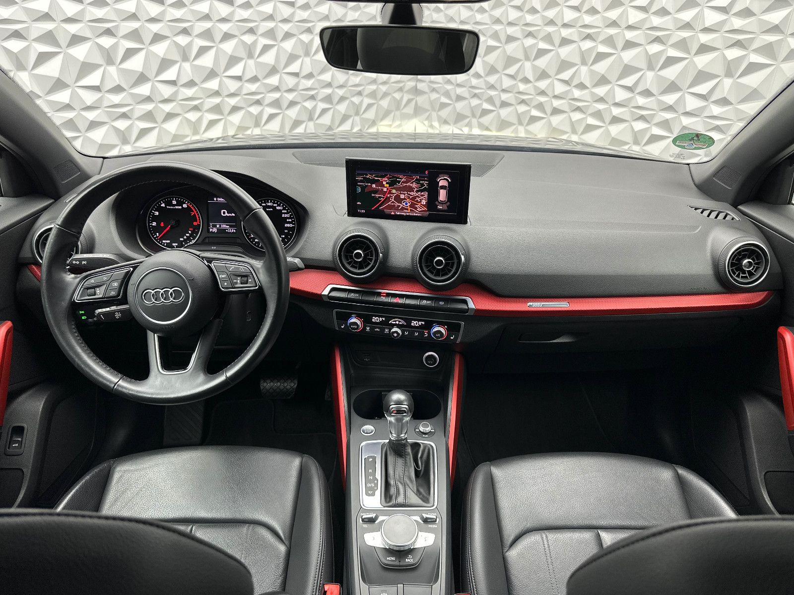 Fahrzeugabbildung Audi Q2 35 TFSI S-LINE/S-TRO/KEY/NAVI/LED/NAV/PDC/DAB