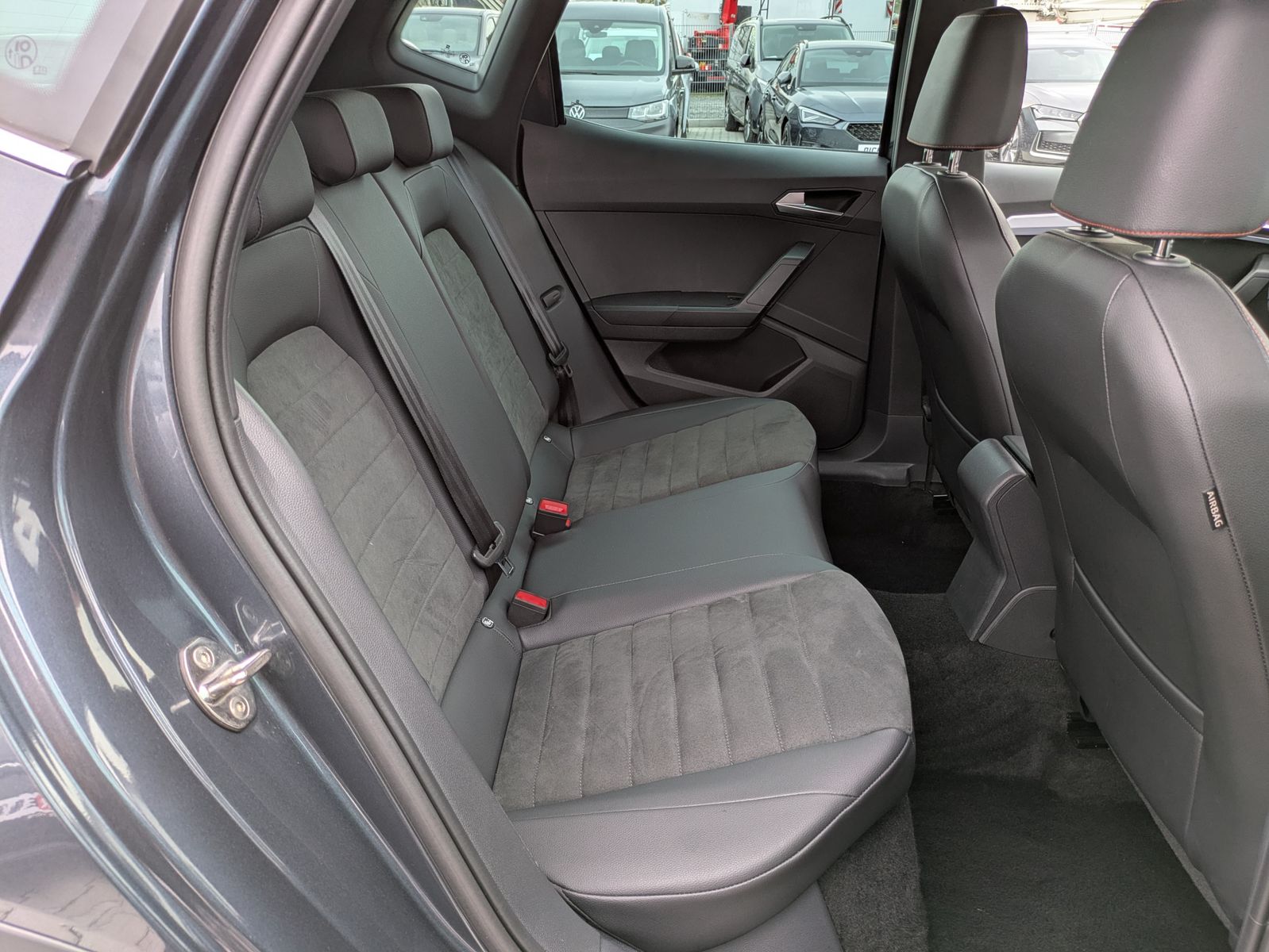 Fahrzeugabbildung SEAT Arona 1.0 TSI FR DSG AHK*ACC*LED*APP*DAB*KAMERA