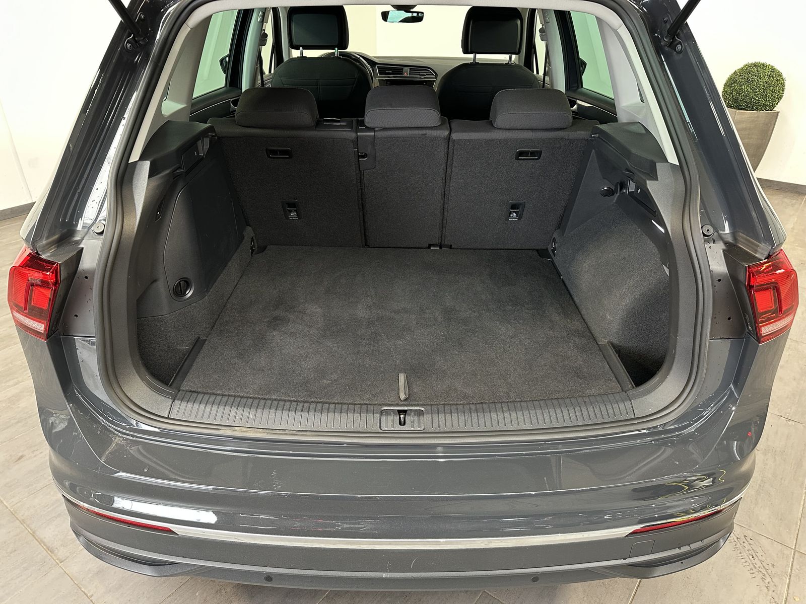 Fahrzeugabbildung Volkswagen Tiguan 1.4 eHybrid DSG Life NAV+LED+AHK+ACC+1HD