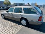 Mercedes-Benz MB E 220 T rauchsilber Mercedes - Mercedes-Benz E 220 mit Benzin-Antrieb: Kombi