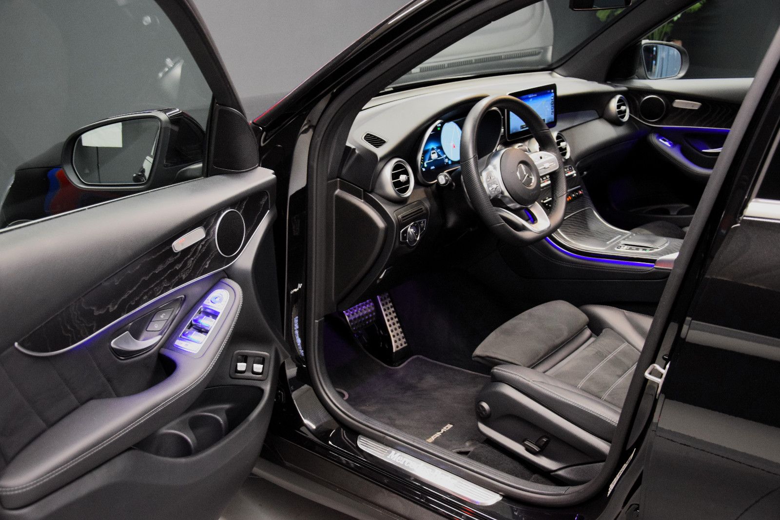 Fahrzeugabbildung Mercedes-Benz GLC 200 4Matic AMG Pano Kamera LED Tempomat