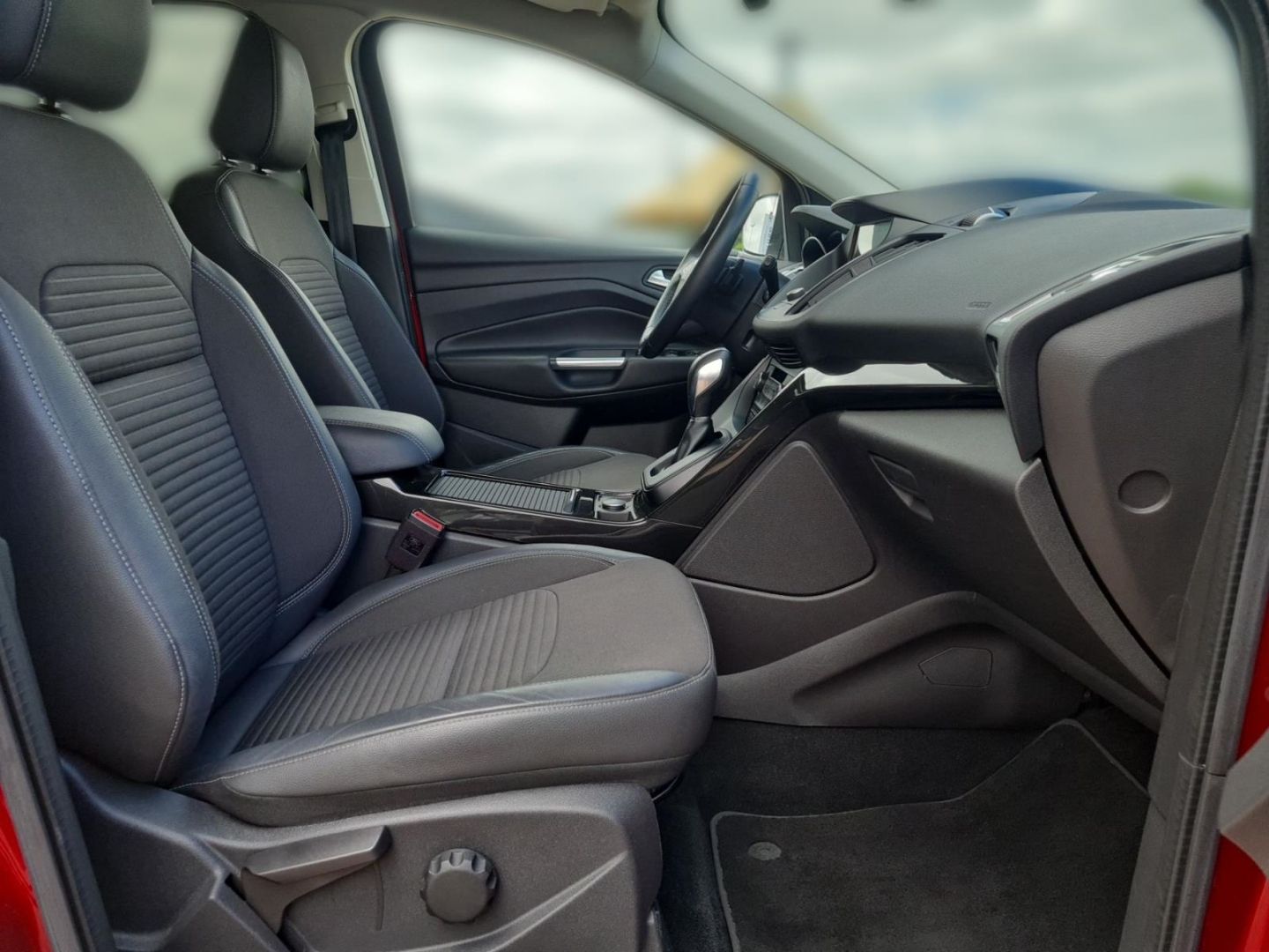 Fahrzeugabbildung Ford Kuga Titanium 1.5 AT Klima Rückfahrkamera PDC