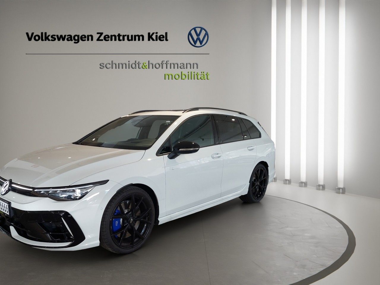 Volkswagen Golf VIII Variant R 4Motion 2.0 TSI PANO NAVI foto 2
