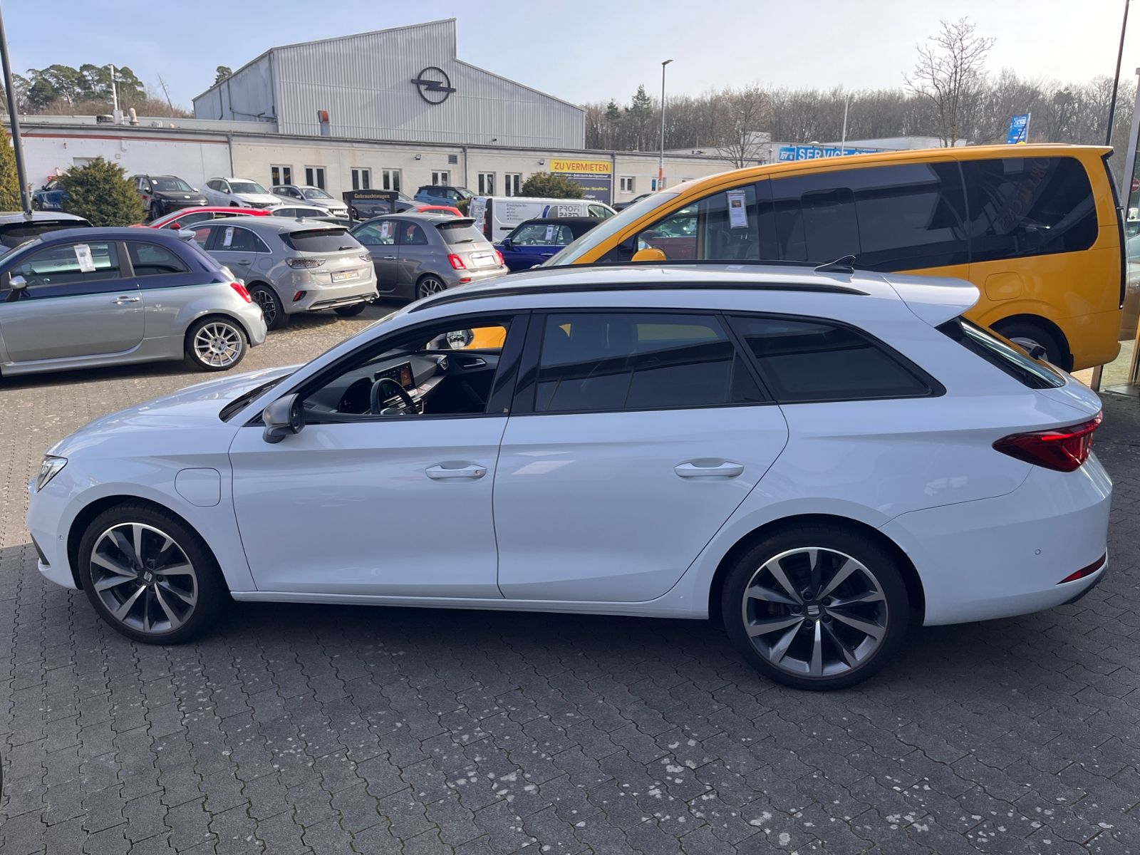 Fahrzeugabbildung SEAT Leon Sportstourer FR e-Hybrid LED NAVI ALU