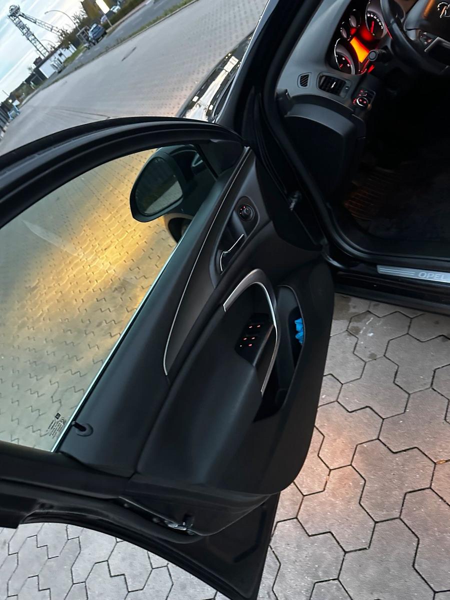 Opel Insignia 2011 — photo 11