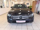 Mercedes-Benz E 200 T-Modell / LED / NAVI / GARANTIE - Mercedes-Benz E 200 mit Benzin-Antrieb: Schwarz